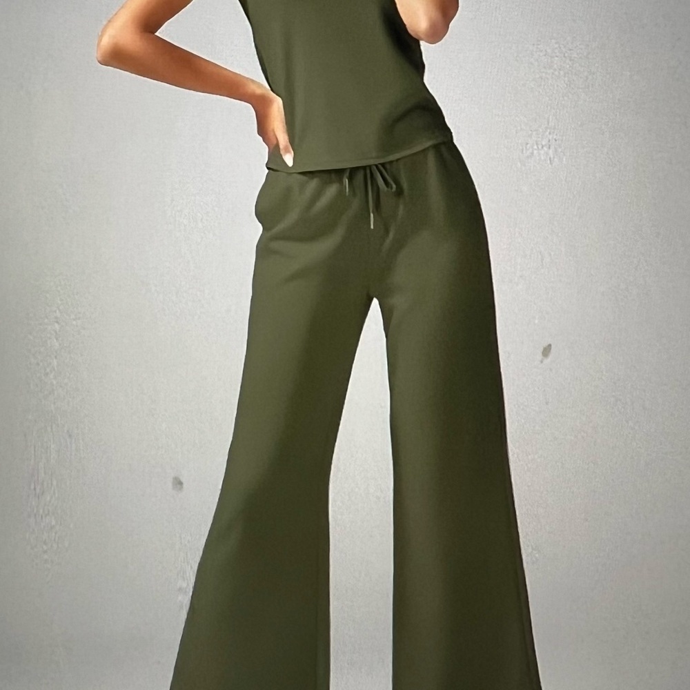 Sleeveless Two Piece Outfit - Picture 2 of 6